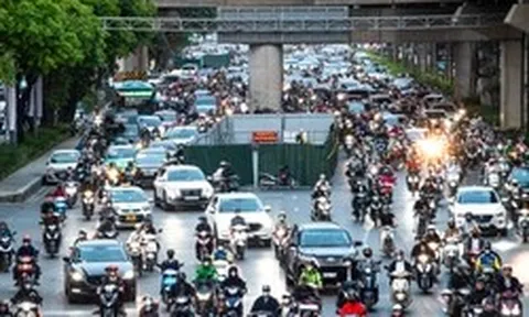 Lô cốt chiếm 1/3 lòng đường, người Hà Nội chật vật nhích từng mét về nhà