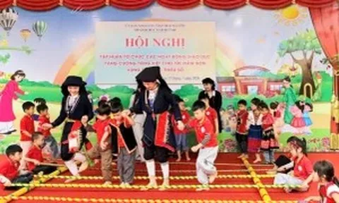 Xây dựng môi trường tăng cường tiếng Việt cho trẻ vùng DTTS