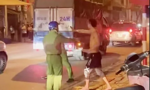 Tạm giữ hình sự kẻ cầm 2 dao tấn công người giữa đêm khiến người đi đường hoảng loạn