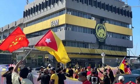 CĐV Malaysia biểu tình trước trụ sở FAM vì bê bối nhập tịch