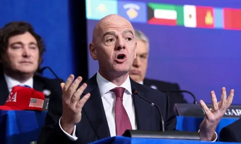 'Infantino nghĩ mình là Trump của châu Phi'