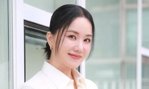 Uhm Jung Hwa gặp chấn thương nghiêm trọng trong chuyến du lịch