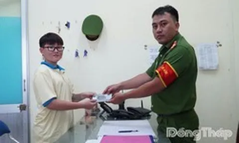 Lương chỉ 6 triệu/tháng, nhưng tài khoản nhận được 30 triệu: Nữ công nhân sinh năm 2007 rút tiền rồi đến công an