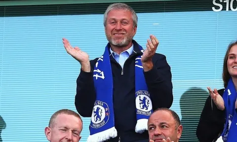 Vì sao CĐV Chelsea hô vang tên Abramovich, la ó giới chủ Mỹ?
