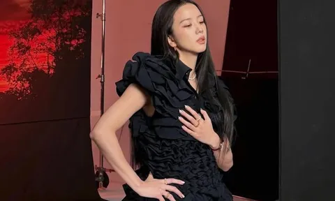 Jisoo (BLACKPINK) khoe visual nét căng qua ảnh cam thường