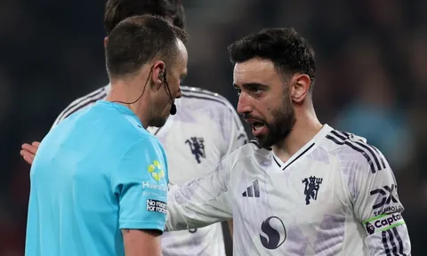 Bruno Fernandes nổi giận với VAR