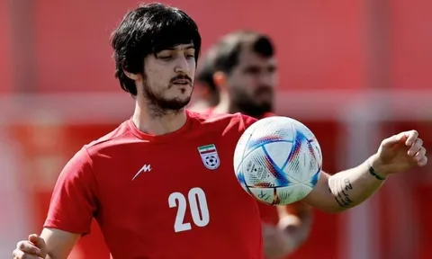 Tiền đạo Iran bị gạch tên vì chụp ảnh với lãnh đạo UAE