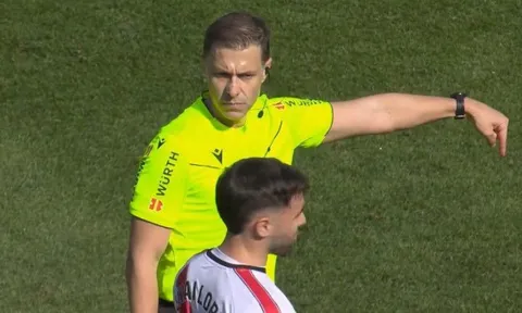 Sự cố suýt phá hỏng trận đấu của Barcelona