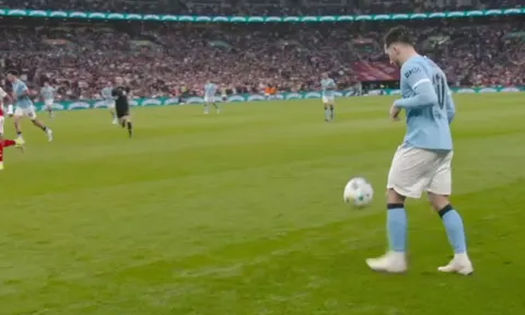 Cherki tâng bóng khiến Arsenal 'nóng mặt'