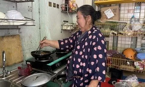 Nghẹn lòng cảnh người phụ nữ ung thư đeo ống dẫn lưu, lủi thủi nấu bữa trưa