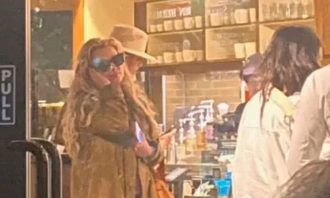 Britney Spears lần đầu lộ diện sau bê bối uống rượu khi lái xe