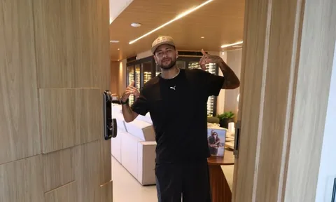 Neymar gây tranh cãi vì ngày đêm chơi poker