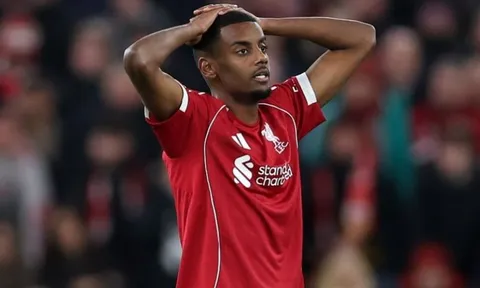 Isak muốn rời Liverpool, đầu quân cho Barcelona