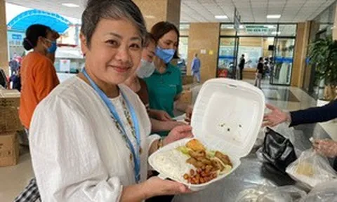 Nữ nhân viên y tế mắc ung thư phổi vẫn miệt mài hỗ trợ bệnh nhân nghèo