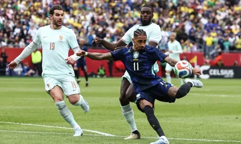 Raphinha chấn thương cơ, rời sân ngay hiệp một