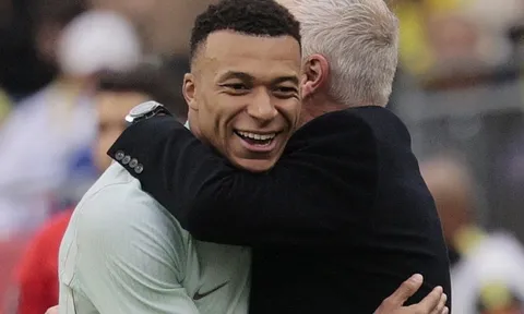 Brazil thua 10 người tuyển Pháp