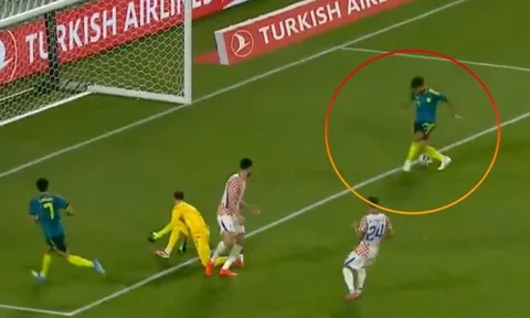 Pha bỏ lỡ khó tin của Luis Suarez