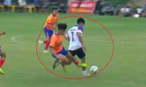 Pha vào bóng ghê rợn ở giải hội làng