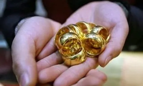 Chê gửi tiết kiệm, dồn tiền mua vàng lúc gần 190 triệu/lượng: “Tôi ôm 3 cây vàng rồi thấp thỏm từng ngày”