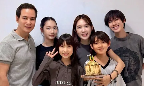 Vợ kém Lý Hải 17 tuổi đón sinh nhật bên chồng và 4 con