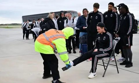 Thắng đậm vẫn chưa xong, tuyển Bỉ gặp cảnh tượng sốc tại sân bay