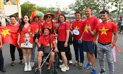 Hot girl Lào gây chú ý khi cổ vũ tuyển Việt Nam