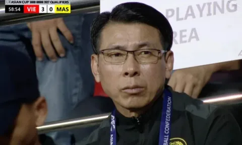 Quan chức Malaysia thất thần trên khán đài