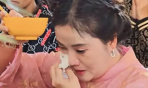 Hồng Loan khóc ở đám giỗ cố NSƯT Vũ Linh