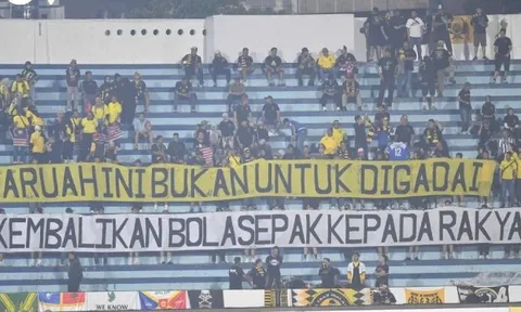 CĐV Malaysia bức xúc