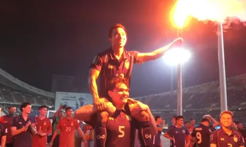 Chanathip đốt pháo sáng mừng Thái Lan đi tiếp