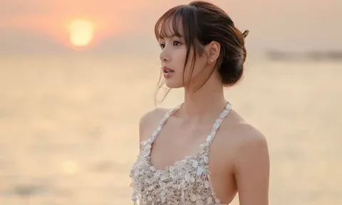 Lisa (BLACKPINK) diện đồ bơi gợi cảm mừng tuổi mới