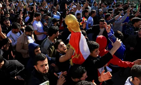 CĐV Iraq đổ ra đường mừng tấm vé dự World Cup