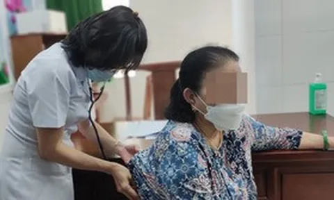 Mắc biến thể COVID-19 've sầu', khi nào người bệnh cần nhập viện ngay?