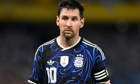 Một cú nhường, cả thế giới nhắc tên Messi