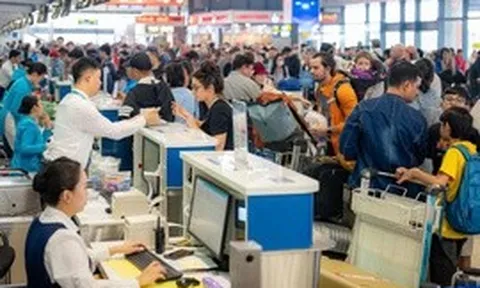 Yêu cầu đánh giá tác động 'tăng trần' giá vé và phụ thu nhiên liệu hàng không