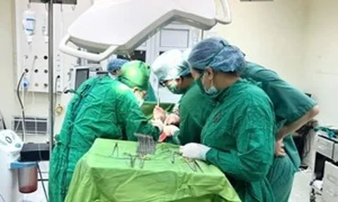 Cứu thai phụ 35 tuần ngã trong nhà tắm vỡ lách, mất 1,4 lít máu