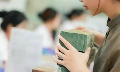 Lãi suất tiết kiệm tăng nhanh: Có 1 tỷ đồng gửi ngay sau Tết, nên "tất toán sớm" để gửi sổ mới hưởng lãi cao, hay giữ nguyên chờ đáo hạn?