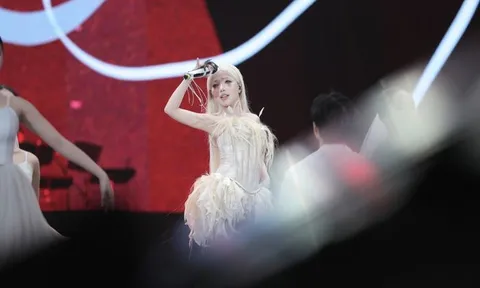 Diện mạo mới của Phùng Khánh Linh gây sốt vì quá giống Tóc Tiên