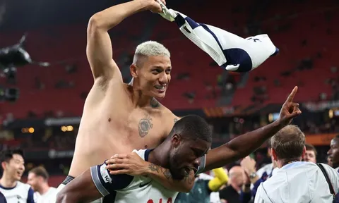 Tottenham có thể làm rung chuyển bóng đá Anh