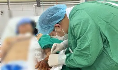 Vi khuẩn 'ăn mòn' bàn tay sau mũi tiêm, người phụ nữ suýt mất mạng