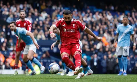 Cú đá khiến Salah bị chê hết thời