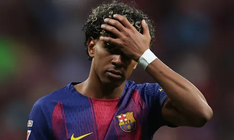 Yamal từ chối ăn mừng bàn thắng của Lewandowski