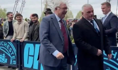 Vì sao Sir Alex dự khán trận Man City - Liverpool?