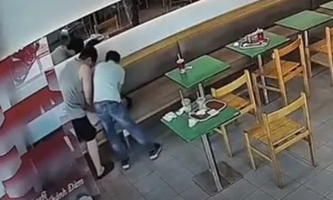 Nam bác sĩ ép tim giữa quán cà phê cứu người đàn ông đột ngột ngừng tim