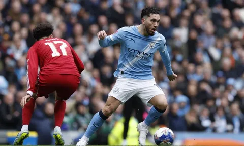 Cherki gây tranh cãi vì mặc áo Liverpool trên ghế dự bị