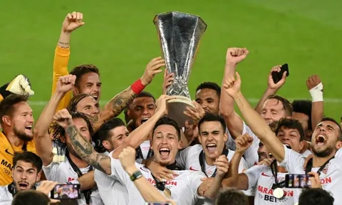 Nhà vô địch châu Âu lao dốc không phanh