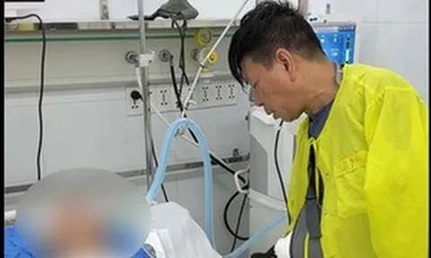 Xúc động khoảnh khắc người cha bó bột khóc tiễn biệt con trai hiến tạng cứu người