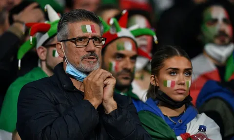 CĐV Italy xếp hàng dài đổi áo đấu