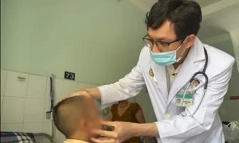 Nghịch ná bắn chim, bé trai bị viên bi sắt găm vào hố sọ