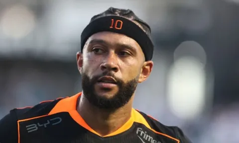 Depay gây ngỡ ngàng đi trực thăng đến sân